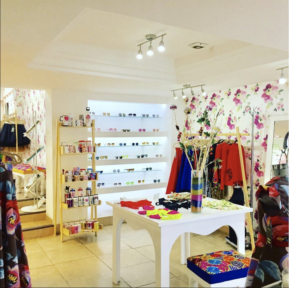consentidocdmx's tweet photo. ¿Fans de la #Moda? No hay nada mejor que consumir lo hecho en #México con el colectivo @BenditoCielo. ¡Conoce las marcas que participan! https://t.co/bzx8qVQUic