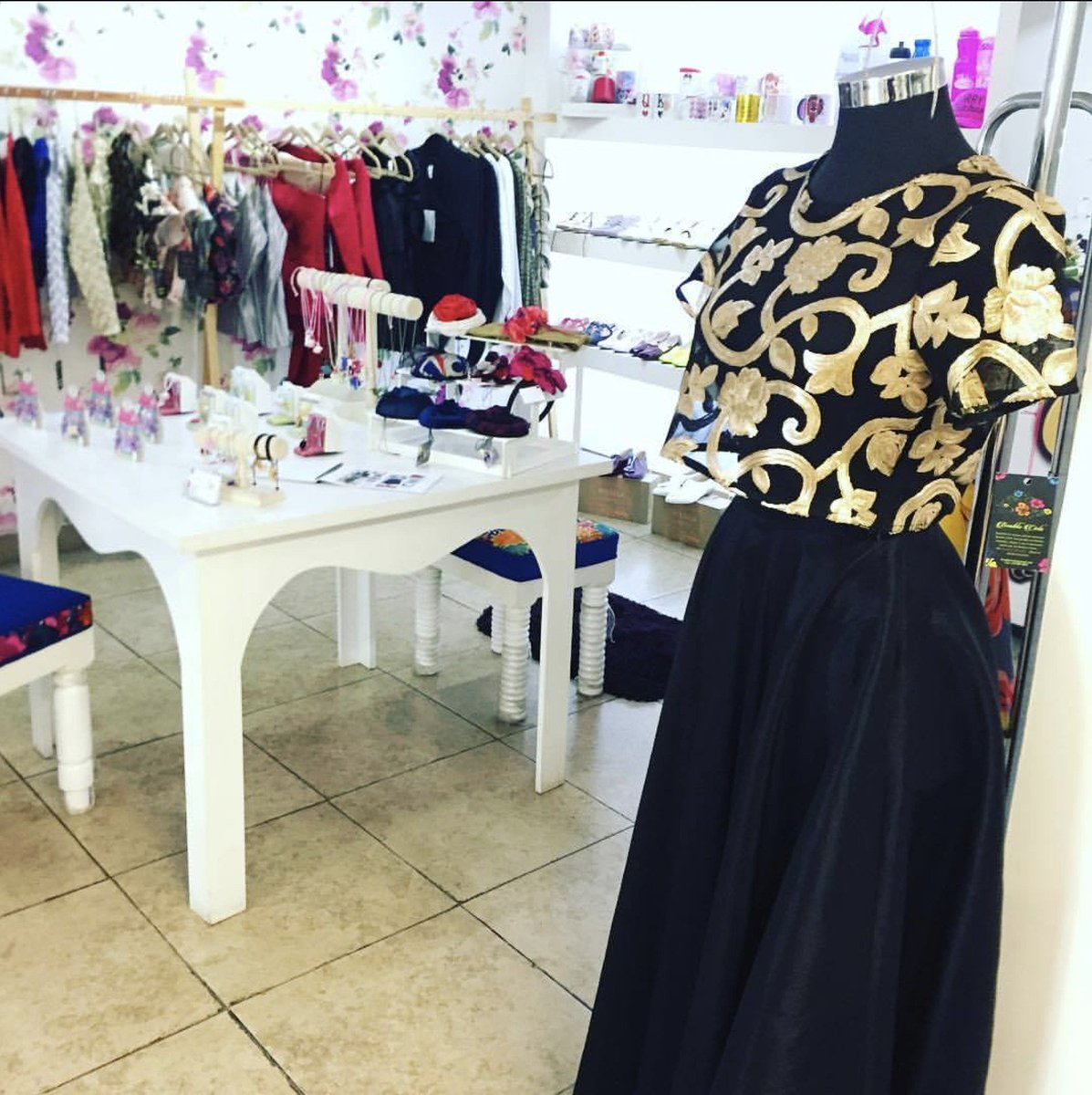 consentidocdmx's tweet photo. ¿Fans de la #Moda? No hay nada mejor que consumir lo hecho en #México con el colectivo @BenditoCielo. ¡Conoce las marcas que participan! https://t.co/bzx8qVQUic
