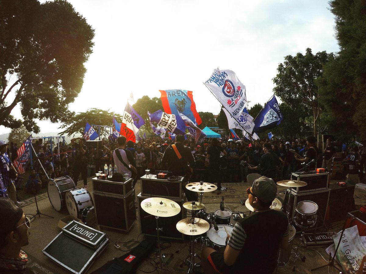 Terima kasih <a href="/tahubrontakID/">Tahu Brontak</a> sudah memeriahkan acara dedikasi 3 dekade arema, di jember!