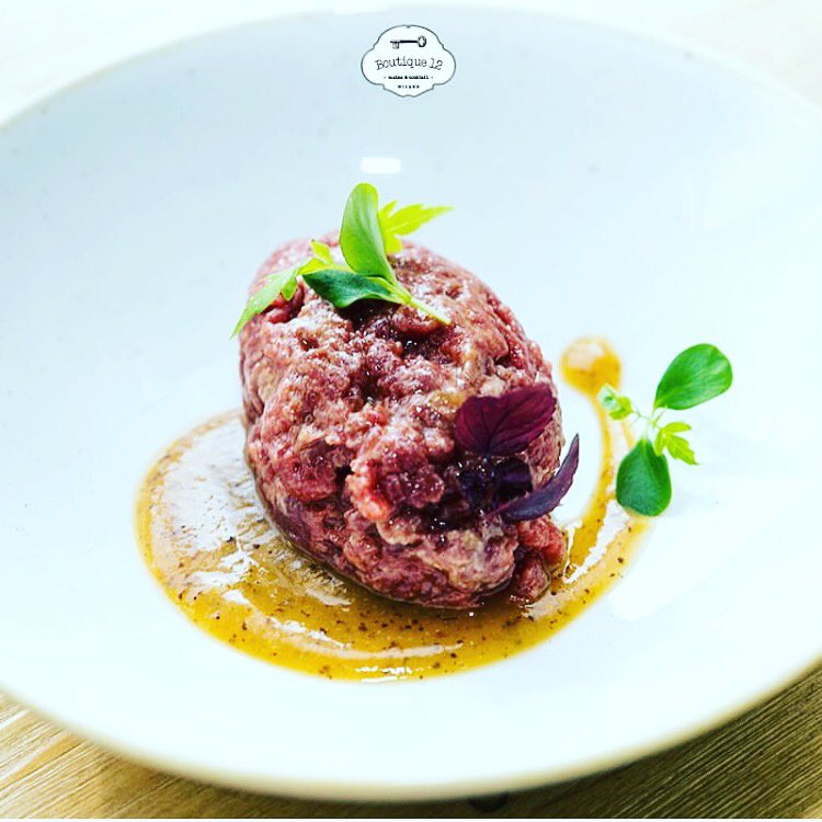 FlavioEsposito1's tweet photo. "Tartare di asinella, salsa alla pesca e Sumac, sale vichingo affumicato": il piatto che apre uno dei nostri abbinamenti! 
#boutique12group https://t.co/4beRTyJ7rD