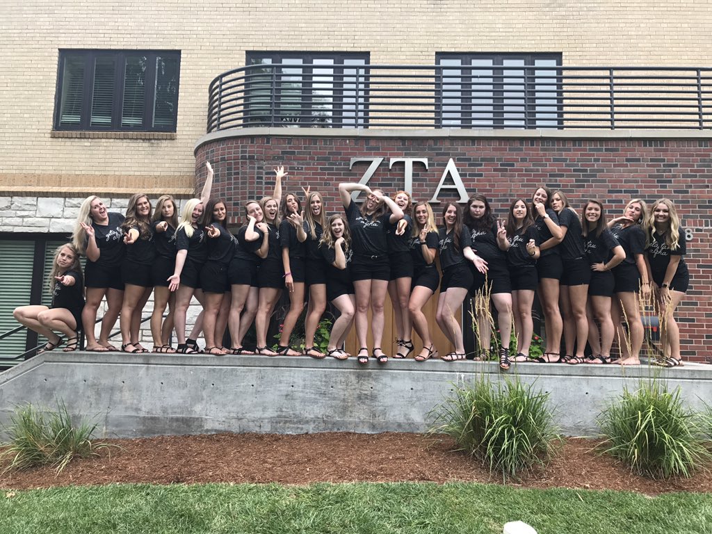 CassandraaLynnn's tweet photo. Last recruitment day 1 😿#kstaterecruitment2017 https://t.co/aOJCMG1Dfj