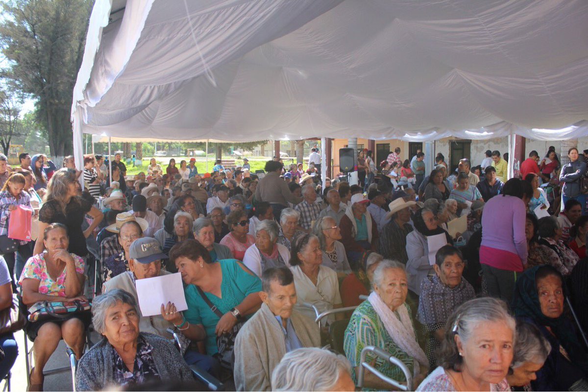 HugoReneOficial's tweet photo. Iniciamos la semana d una excelente manera haciendo entrega d Tarjetas de Bienestar a nuestros #AdultosMayores en Lagos d Moreno @SEDISOCIAL https://t.co/cqmX1JkscB