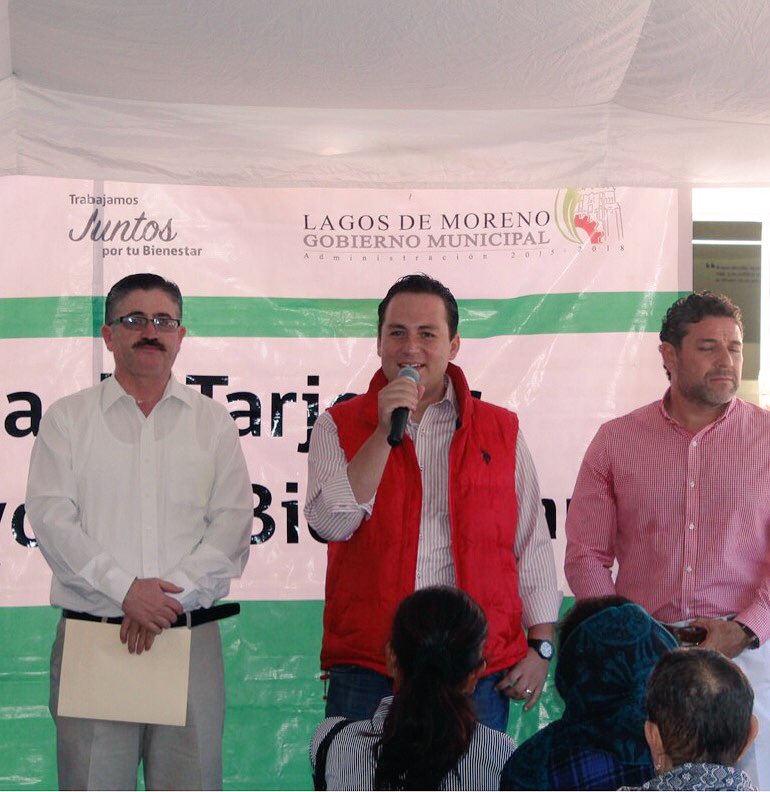 HugoReneOficial's tweet photo. Iniciamos la semana d una excelente manera haciendo entrega d Tarjetas de Bienestar a nuestros #AdultosMayores en Lagos d Moreno @SEDISOCIAL https://t.co/cqmX1JkscB