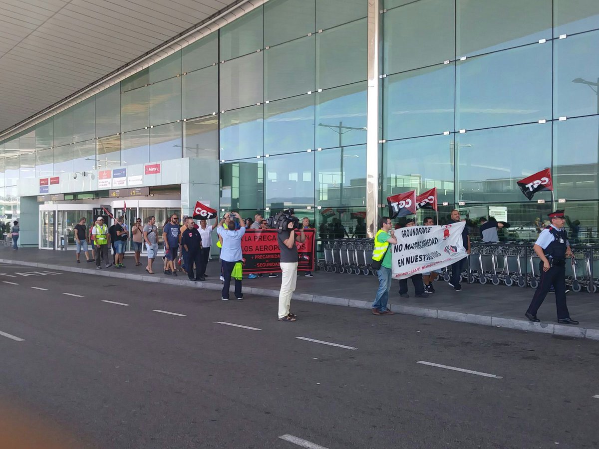 CGTBarcelona's tweet photo. .@cgtgroundforce denunciem la Precarietat i la inseguretat laboral dels aeroports https://t.co/9Vw00LnFxC