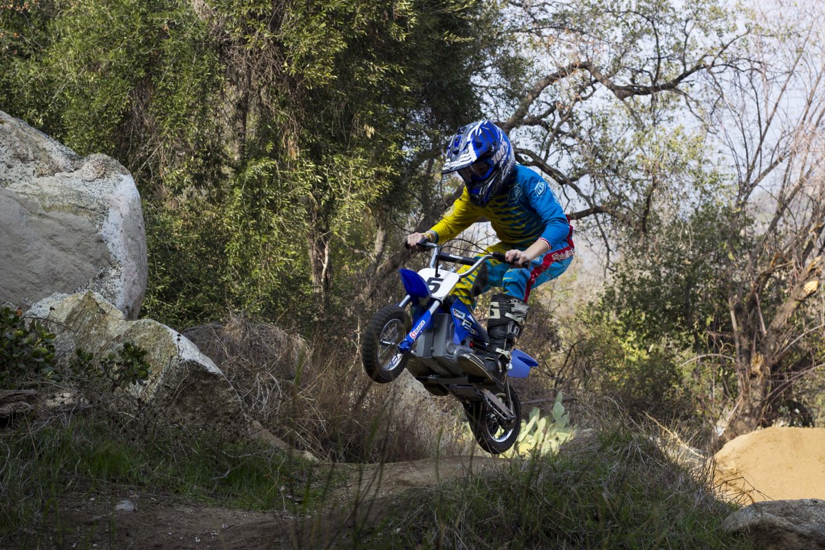 RideRazor's tweet photo. Get ready to hit the dirt track 🏍 with the #MX350 👌 #RideRazor https://t.co/4yQV8DDIsj