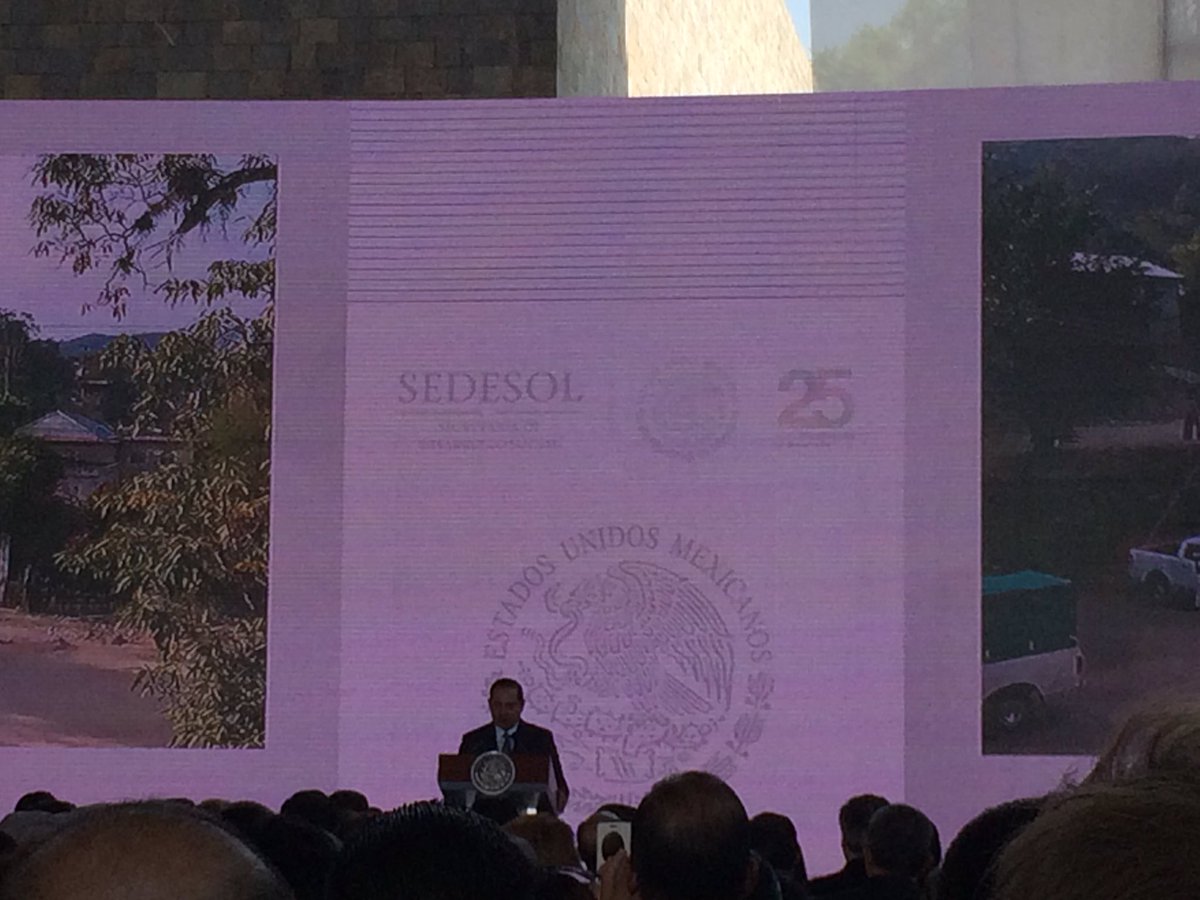 DianaBernadac's tweet photo. Palabras del secretario @LuisEMirandaN en el 25 aniversario de @SEDESOL_mx #DurangoPresente @IsaiasBerumenA https://t.co/jSi3OocOTO