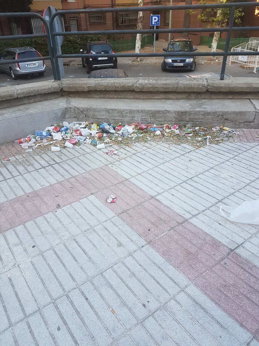 gmpsoesblascani's tweet photo. Lo contenta que está la Concejala de San Blas-Canillejas cuando sale de su casa y ve un papel menos, se podría pasar por la calle Alconera. https://t.co/UTbu4DZVVZ