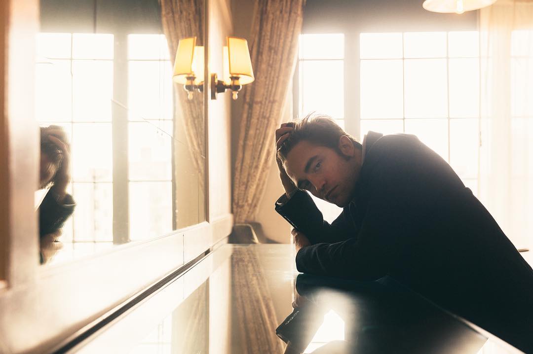 sallyvg's tweet photo. Robert Pattinson photographed last week at The Bowery Hotel, promoting his new film "Good Time" -Dustin Cohen https://t.co/aEk8k1YwzZ https://t.co/IlyAzPXkJf