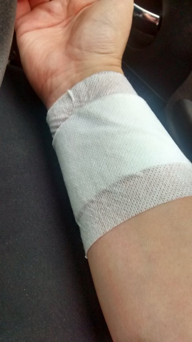 NJR_catfluff's tweet image. Looks like Ive slit my wrist #lifeisntthatbad #hazardsofwork