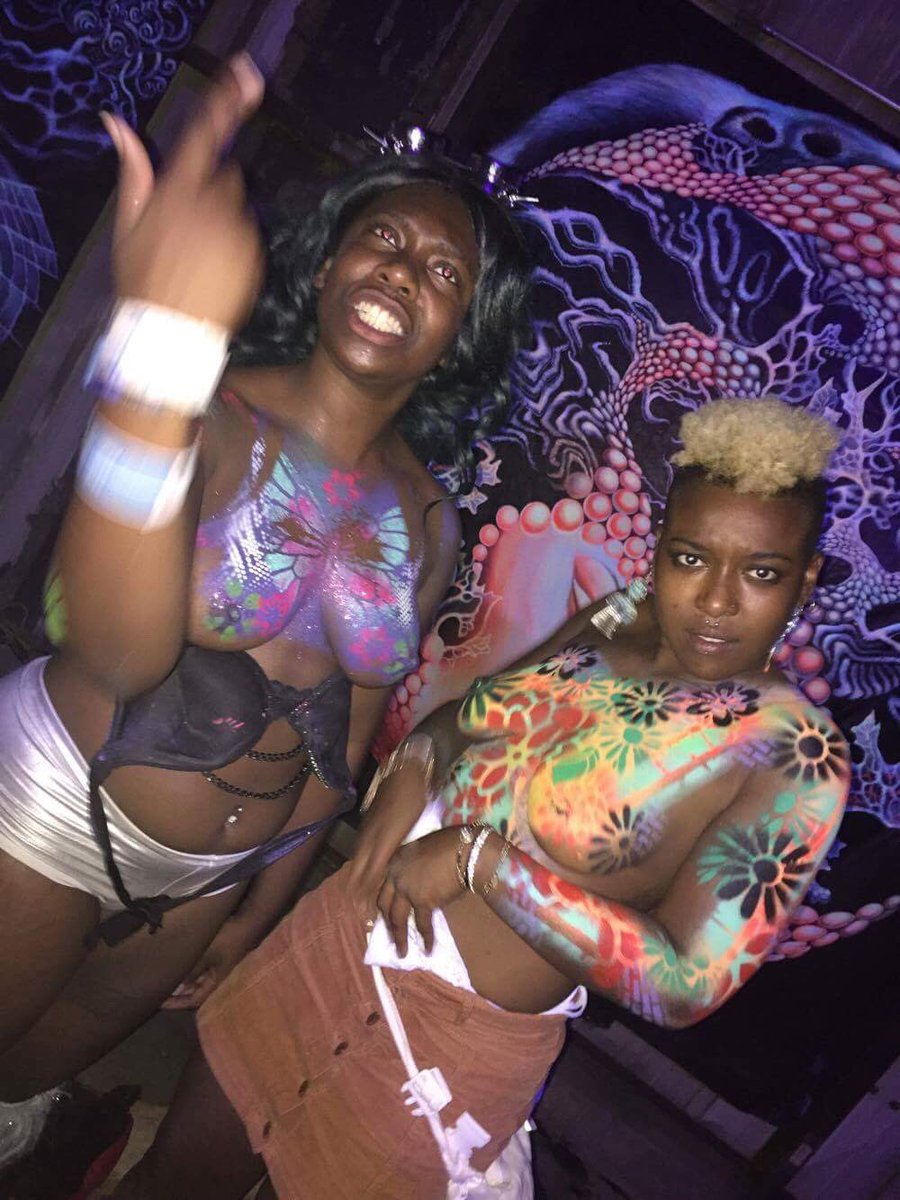 ThugLoveOG's tweet image. Idk who&apos;s face is funnier lmfaooo #ElementsNYC