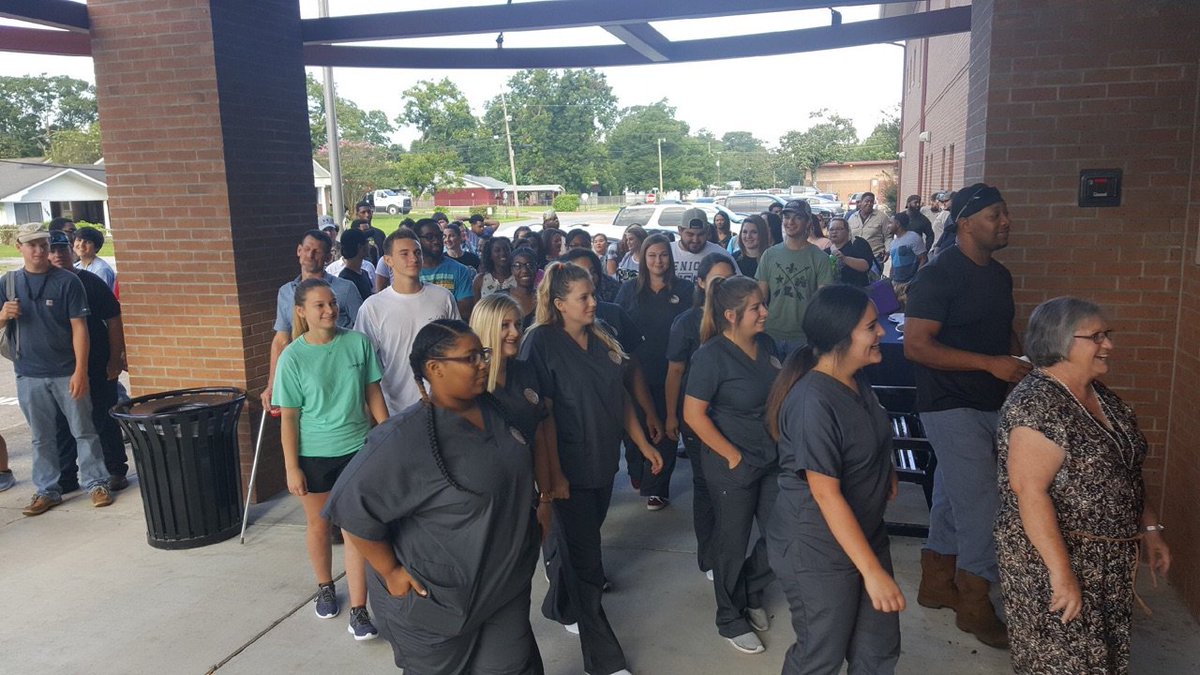 solaccofficial's tweet photo. Our students in Abbeville enjoyed a nice breakfast outside before their first class of #SLCCFall17! Welcome to our Gulf Area Campus! https://t.co/G00pj5jf1z