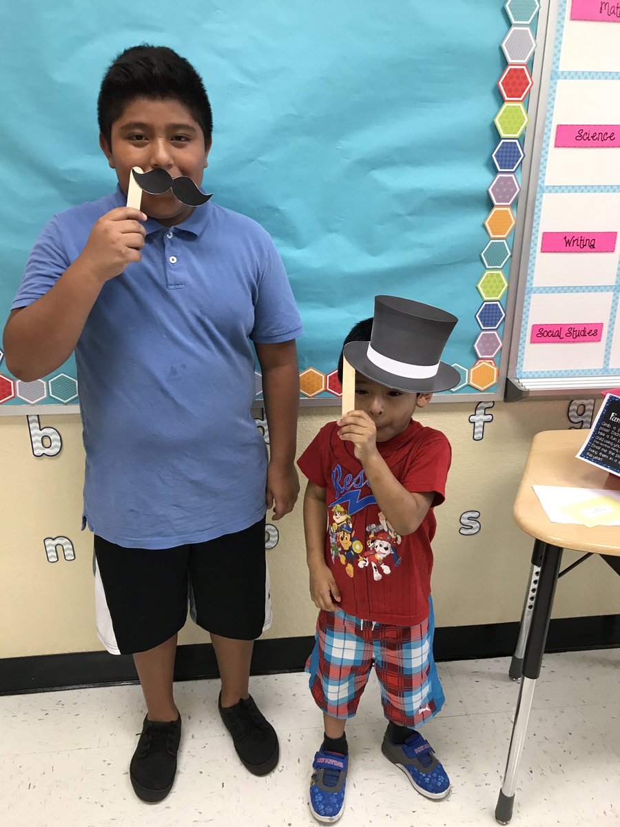 acr2019's tweet photo. Family pictures at Meet the Teacher! I'm super excited to start the new school year! @MDE_Stars https://t.co/baapHYg6c5