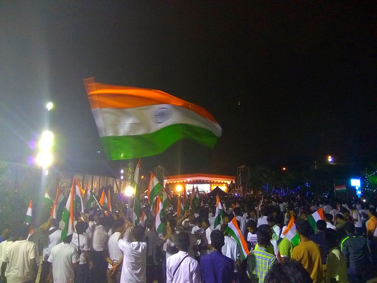 CharuPragya's tweet photo. When the beat drops, raise your voice & sing “Jai Ho”!
#MidnightFreedomRun #RunForBharat
@poonam_mahajan Ji flags off Midnight Marathon! https://t.co/bJH61Eztsk