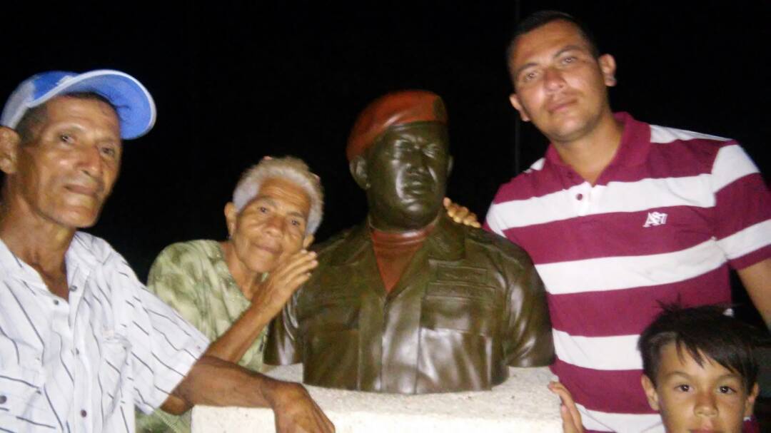 saezaj's tweet photo. @ConElMazoDando Mi bella familia chavista firmes con nuestra revolucion Chavista. Chavez te amamos desde el zulia. https://t.co/8NWsdmbMl3
