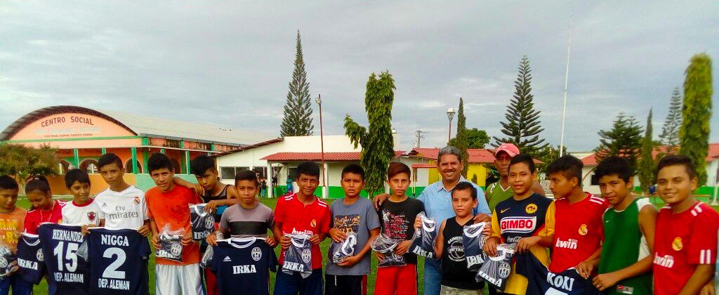 Suchiate2's tweet photo. AYUNTAMIENTO MUNICIPAL DE SUCHIATE ENTREGA UNIFORMES A NIÑOS Y JÓVENES DE MIGUEL ALEMÁN Y FUTBOLISTAS DE “LA PITA”
https://t.co/Aa6CiqJIUz https://t.co/s2tjUX3q0N