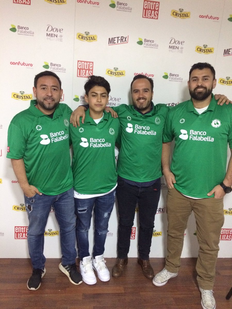 entreligas's tweet photo. En una nueva entrega de indumentarias! Los muchachos de @ClubFlamencos y #LosCabros quedaron felices!! ⚽️👕 https://t.co/FoHRybItsz