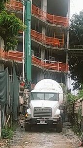 Calle_Bambus's tweet photo. Un edif de 20 pisos 6 aptos x piso y éste "estrecho zaguan" es la UNICA entrada y salida. Pero no nos crea. Venga y vea

@RobertoEisen https://t.co/zGoqMqC76q