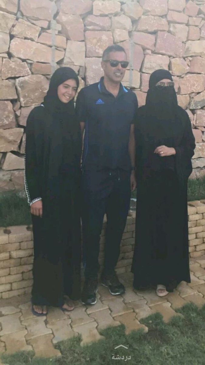 Shababy_Q's tweet photo. مدرب التعاون ( قوميز ) وعائلته  .
اسأل الله لهم الهداية للإسلام . بأخلاقنا نوصل لهم تعاليم الإسلام السمحة . https://t.co/1bWJg7QjGZ