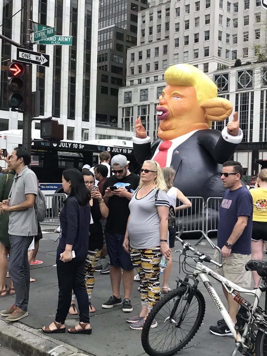 KeithOlbermann's tweet photo. Corner of 59th/5th, two and a half blocks up from Castle Trumpula https://t.co/0VNeWKohq4