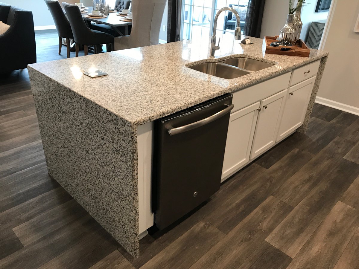 FranciscusHomes's tweet photo. Look at that waterfall option on the bartop! The Granite going down the sides looks seemless! #FranciscusHomes https://t.co/XbksDn7feG