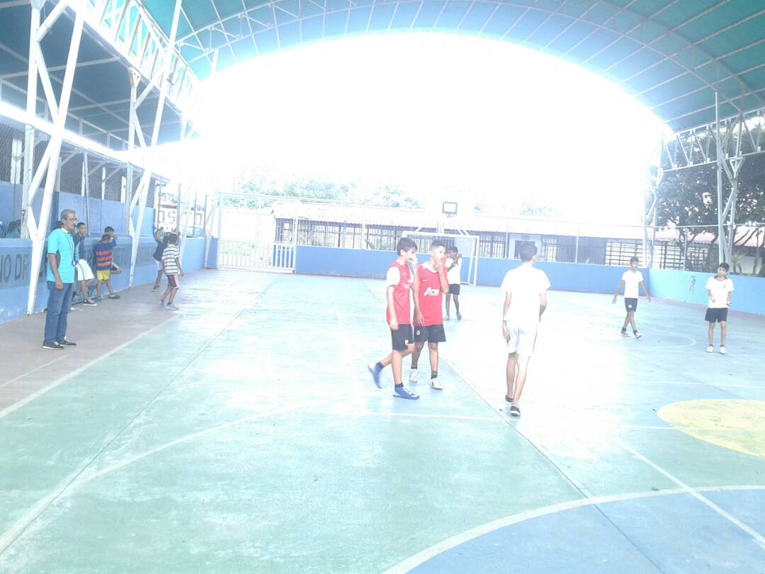 consejoseducat5's tweet photo. Niños y niñas en el Liceo Luis Beltran Prieto Figueroa, en recreación y juego de futbol y pin pon. @leomusico1 @soberanianacio2 https://t.co/b3j4yjMwOt