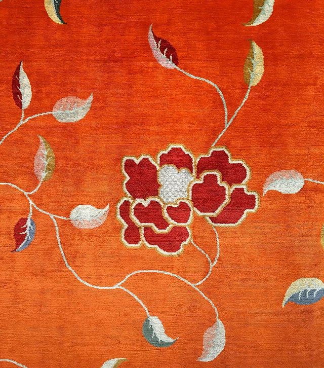 Bridging old with the new: a flat and unbroken #floral design in bright #orange. 🌹 #InteriorDesign  📷: @josephcarinicarpets