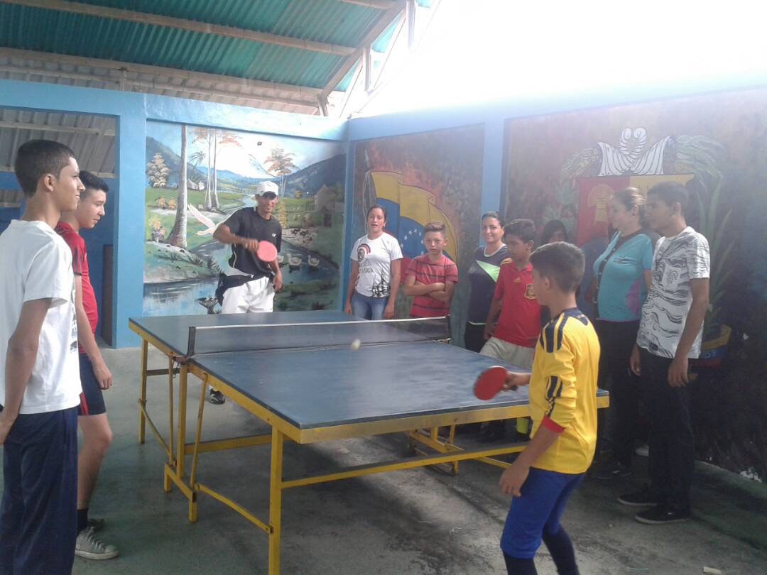 Niños y niñas en el Liceo Luis Beltran Prieto Figueroa, en recreación y juego de futbol y pin pon. <a href="/leomusico1/">leonardo Jauregui</a> <a href="/soberanianacio2/">soberanianacionalzet</a>