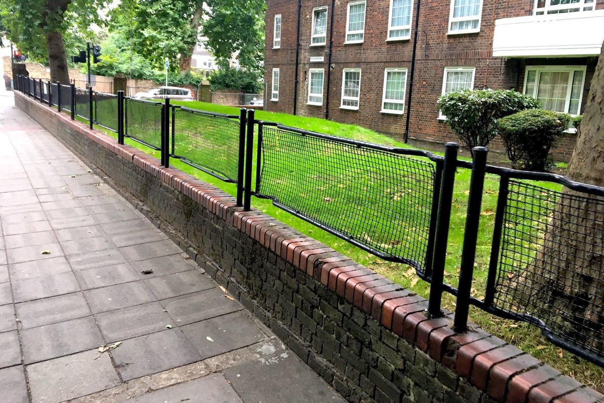S_London_Blog's tweet photo. Campaign to save South London's fences made from WW2 stretchers https://t.co/XGPm5rTfgH https://t.co/YpihTBgwg4