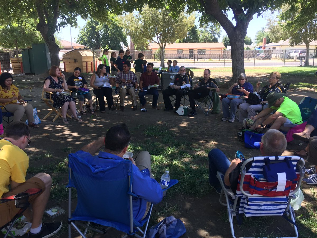 lovereadlaugh's tweet photo. Inaugural Lawnchair Lunch #tigerbred #fresnogoal2 @edisoncomputech #FresnoUnifiedIAmReady https://t.co/Q33ydQPurX