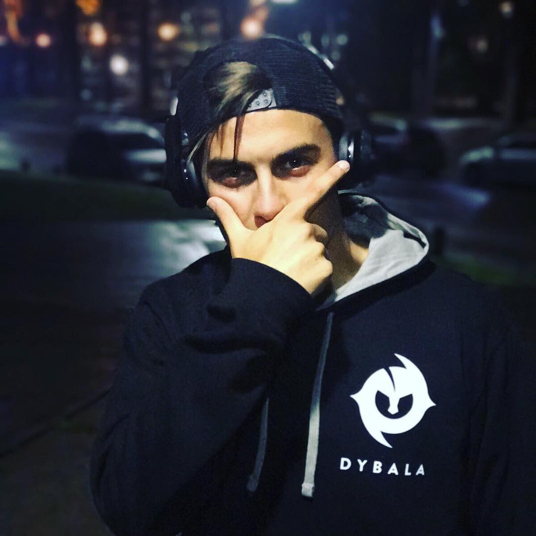 DybalaUpdate's tweet photo. #Dybala 🤘🏼❤ https://t.co/WeaMSHRSss