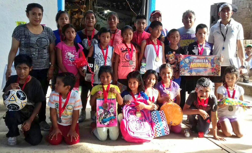 belenmoralesb's tweet photo. Asistí a la tradicional #CarreraAtléticaInfantil de la Col. Aurora, tuve el honor de dar las medallas y premiar a los 3 primeros lugares. https://t.co/AX9gcIpTkf