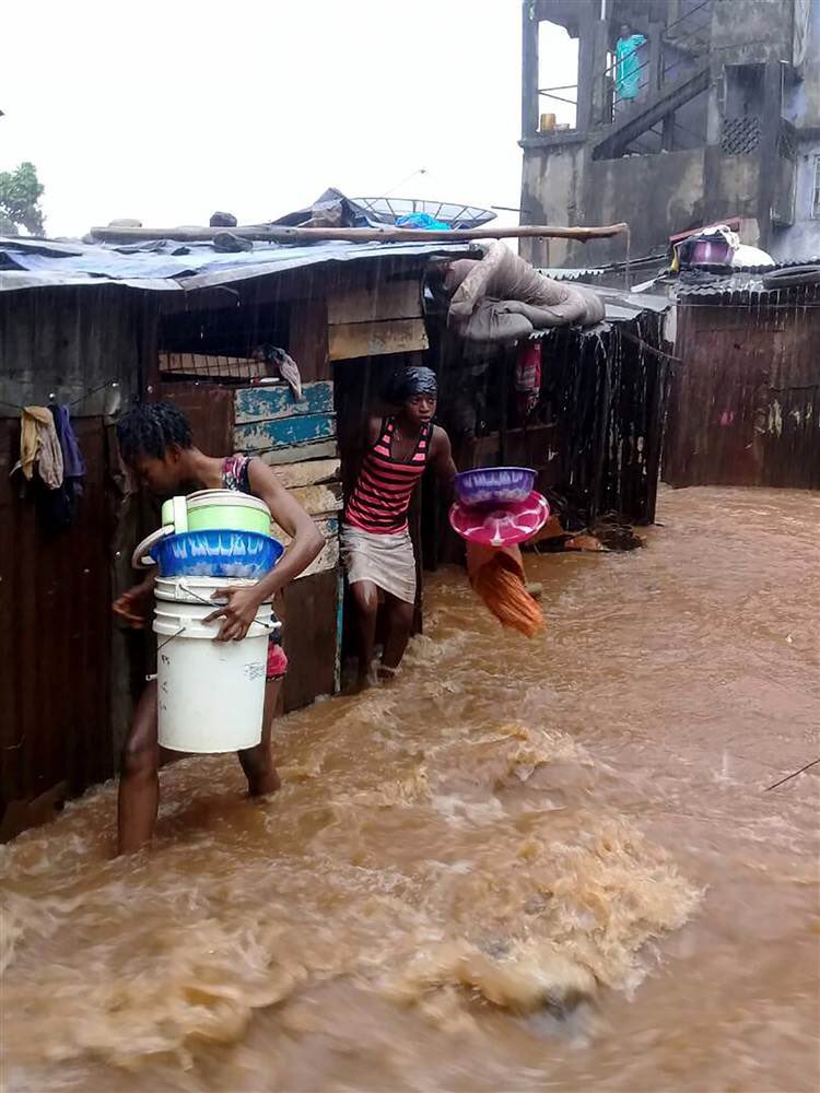 KareemSumayyah's tweet photo. Thousands feared dead after the mudslide in Sierra Leone #PrayForSierraLeone https://t.co/cHk7MRs6wH