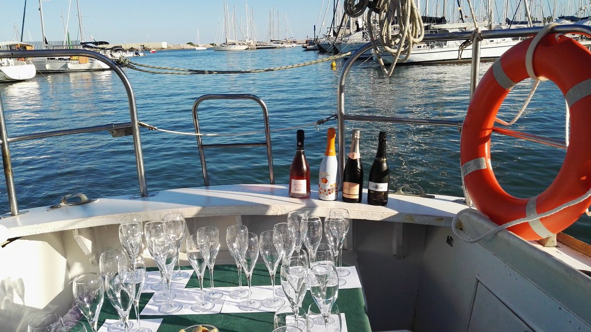 Un nou tast de #cava al mar a l'enoveler. Magnífic caves i #postadesol a #vilanova <a href="/BSumarroca/">Bodegues Sumarroca</a> <a href="/CavaPedregosa/">Castelo de Pedregosa</a> @CavasTorello <a href="/Codorniu_ES/">Codorníu</a>