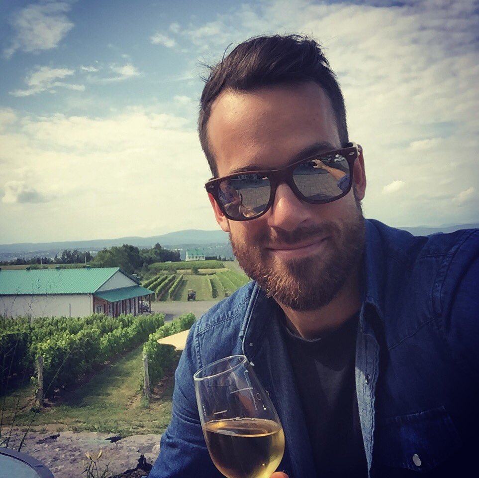 30 ans aujourd'hui!!! 🎉 De méchants beaux projets à venir pour la prochaine année, je vous le garanti! Cheers! 🍸😎 #feelslike20 #nobigdeal