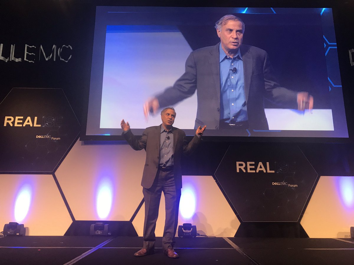 Fascinating hearing about what life on Mars would be like at #DellEMCForum. Now to the #geekpit for a selfie on the red planet.