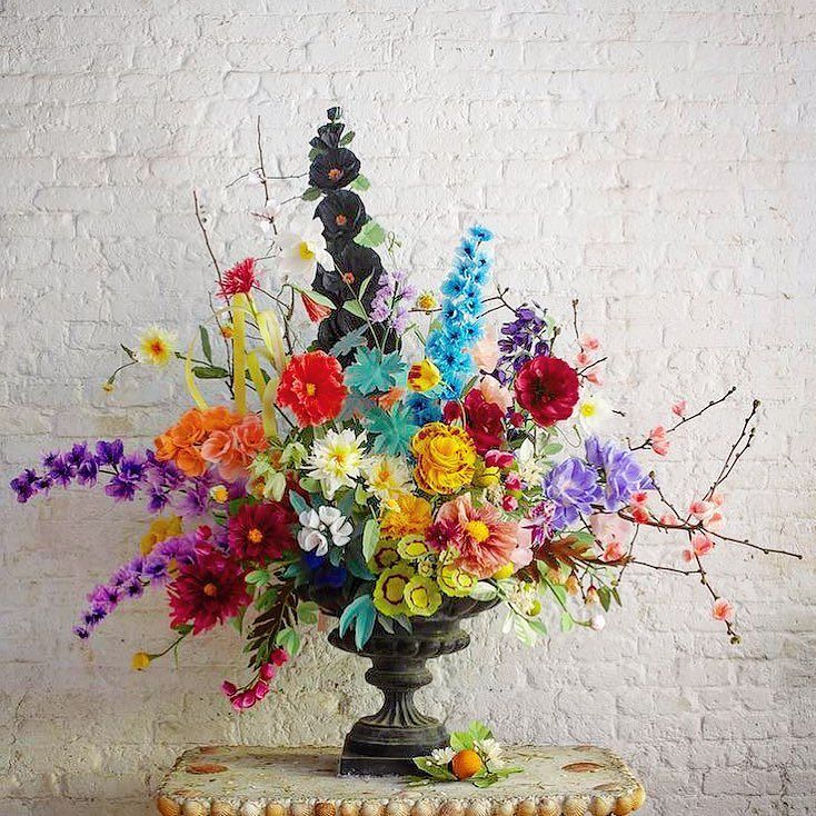 theenglishr's tweet photo. Obsessed with the gorgeous paper florals of @thegreenvase. Even my 👍🏿 could not kill these 💐. #flowerpower #paperf… https://t.co/yXSChnaINg https://t.co/Oxqn98bxOo