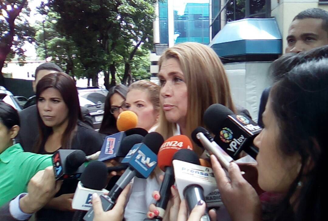 TVVnoticias's tweet image. #14Ago Familiares y abogados de @RaulBaduel en sede @OEA_oficial caracas, introdujeron denuncia sobre desaparición forzosa del General.