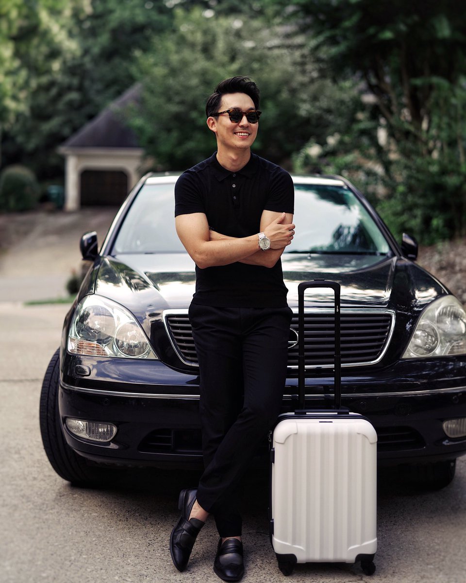 JetSetDior's tweet photo. I got my new carry on luggage by @GeniusPack. 🔥 seriously...it's a #GeniusPack tho. Love the pockets inside! #ad https://t.co/7tmetlS6Od