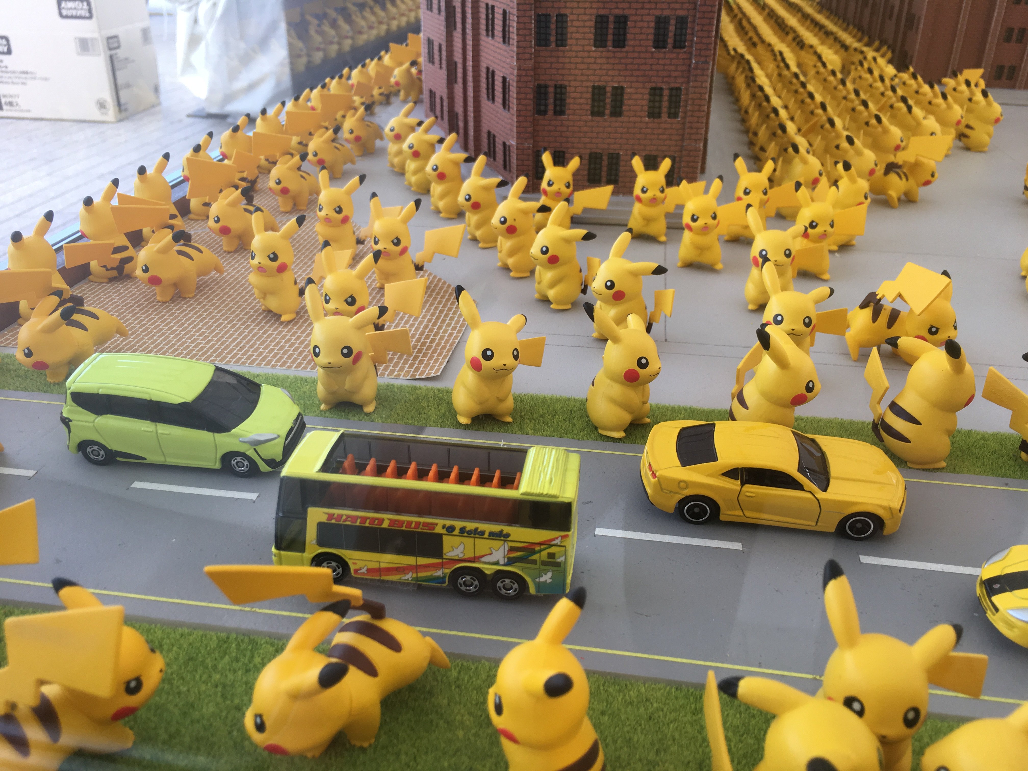 タカラトミー No Twitter モンコレピカチュウ展示ジオラマは今日まで ３００体のピカチュウがいますよ 横浜赤レンガ倉庫前で展示チュウ T Co Bro1fgalsi T Co Pixywcmwmj Twitter