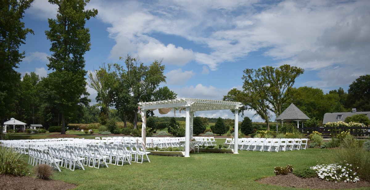 AlturiaFarm's tweet image. The pergola is such a lovely spot to say "I-Do!" #rvaweddings #richmondweddings #alturiafarm