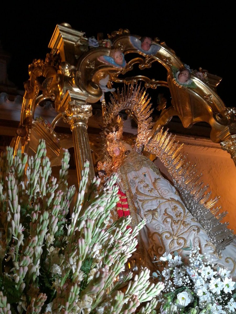 Suena "A la Reina de los cielos" por <a href="/AFBMPalomares/">Banda de Palomares</a> para la última chicotá de la Santísima Virgen de Palomares. #Palomares17