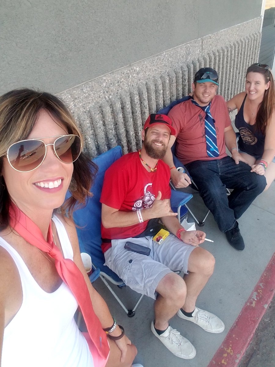 Sulli311fan's tweet photo. Meet us out front!@NickHexum @311 @pnut https://t.co/Ev89FQ3YP9
