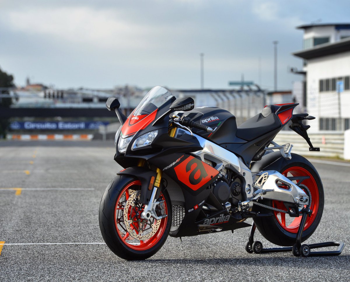 apriliaamericas's tweet photo. Locked and loaded.

#aprilia | #rsv4 | #trackslayer https://t.co/xON9vdhMPm