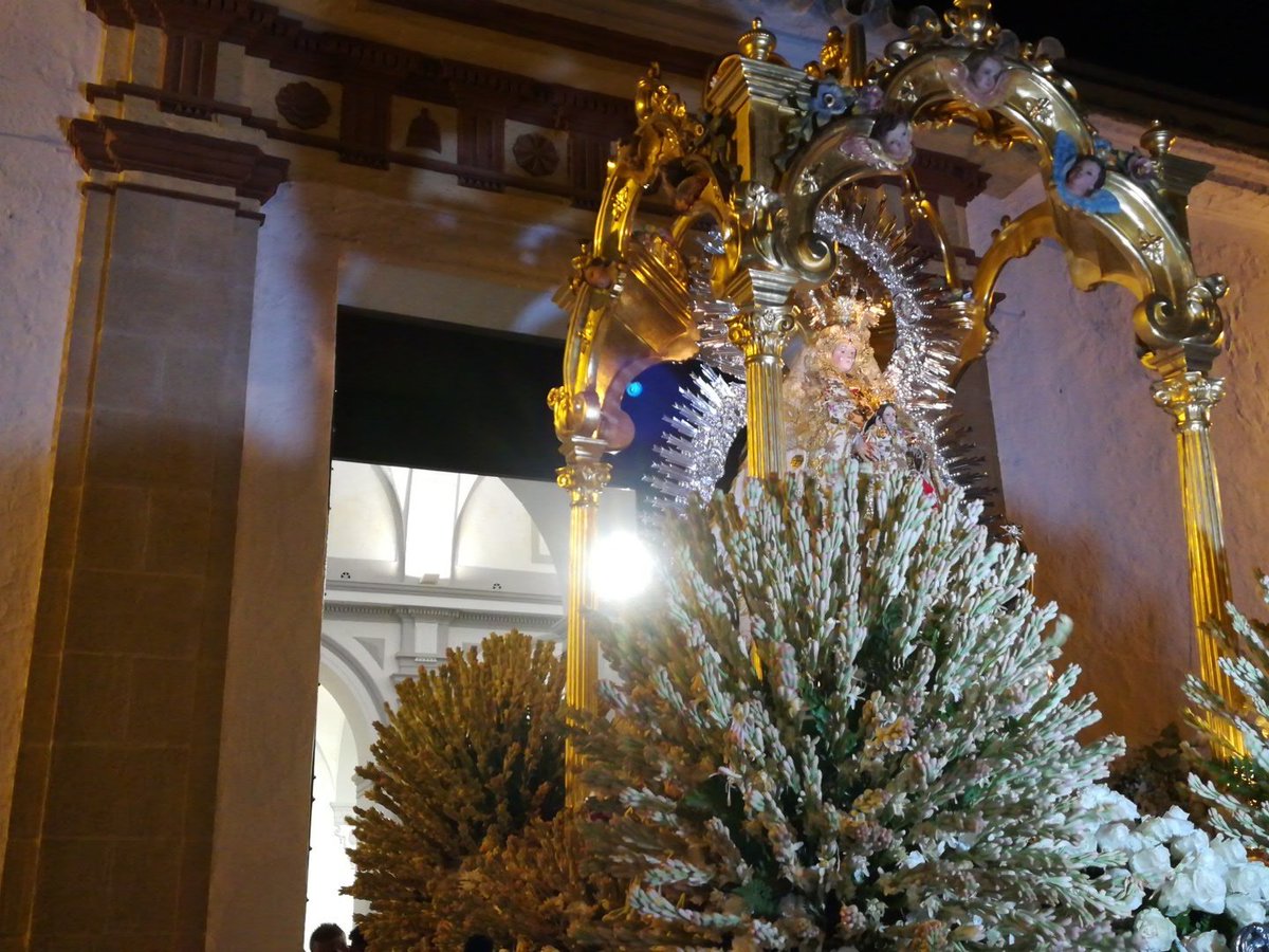 Comienza la recogida de la Santísima Virgen. La Virgen entra en la Parroquia. #Palomares17