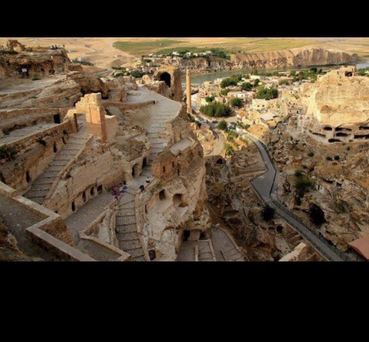 Tam 12 bin yıl 
Depremlere dayandın 
Sellere savaşlara
Hatta sayısız istilaya..
Şimdi ise kurban edildin 
3 kuruşluk rant'a..
(Hasankeyf)