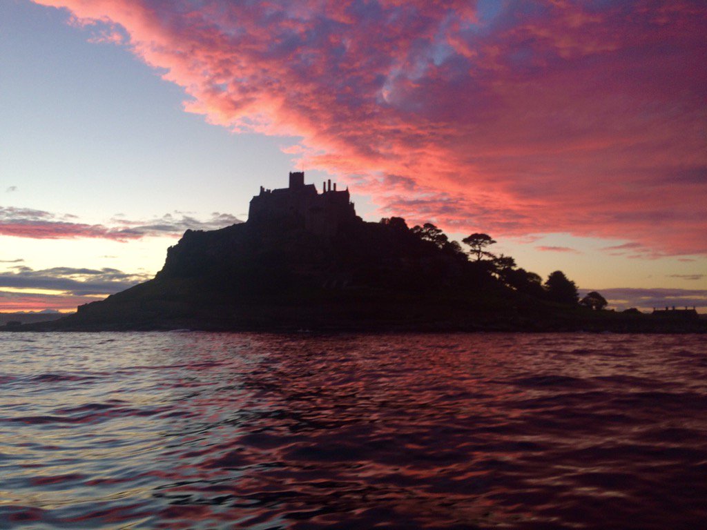 Ictis2000's tweet photo. #sunset #stmichaelsmount #IslandLife https://t.co/WPupQPX6aL