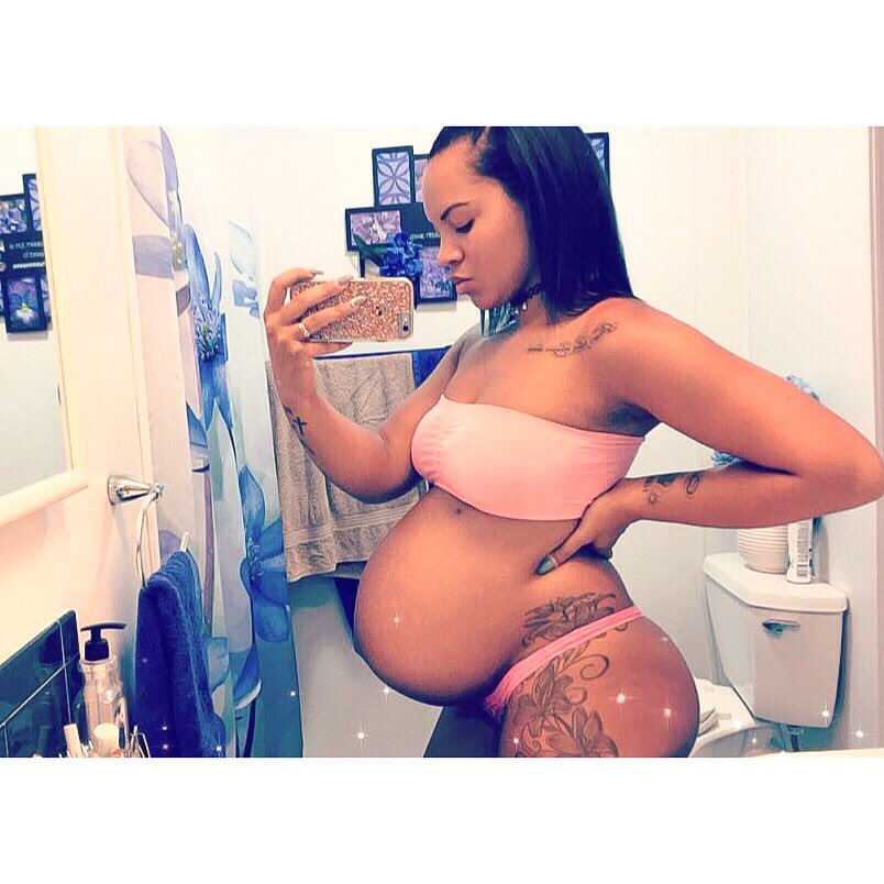 OfficialLIZ___'s tweet photo. 32 Weeks ✨ Almost Done Little Mama 🌸 #8WeekCountDown #PrincessJAB #LilFloridaGal https://t.co/gZhNj5zfa3