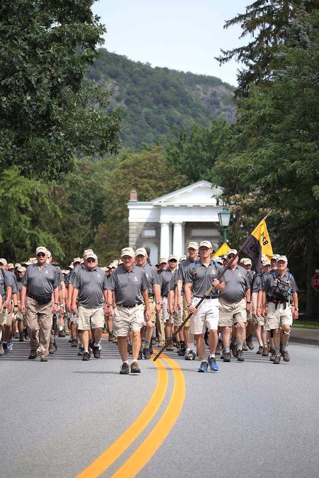 WPAOG's tweet image. Want to see more photos of today's #USMA2021 #MarchBack? Look for your cadet or grad here: facebook.com/WestPointAOG/p…
