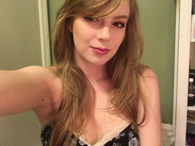 I always have fun doing my makeup https://t.co/1Fn299x0Vp