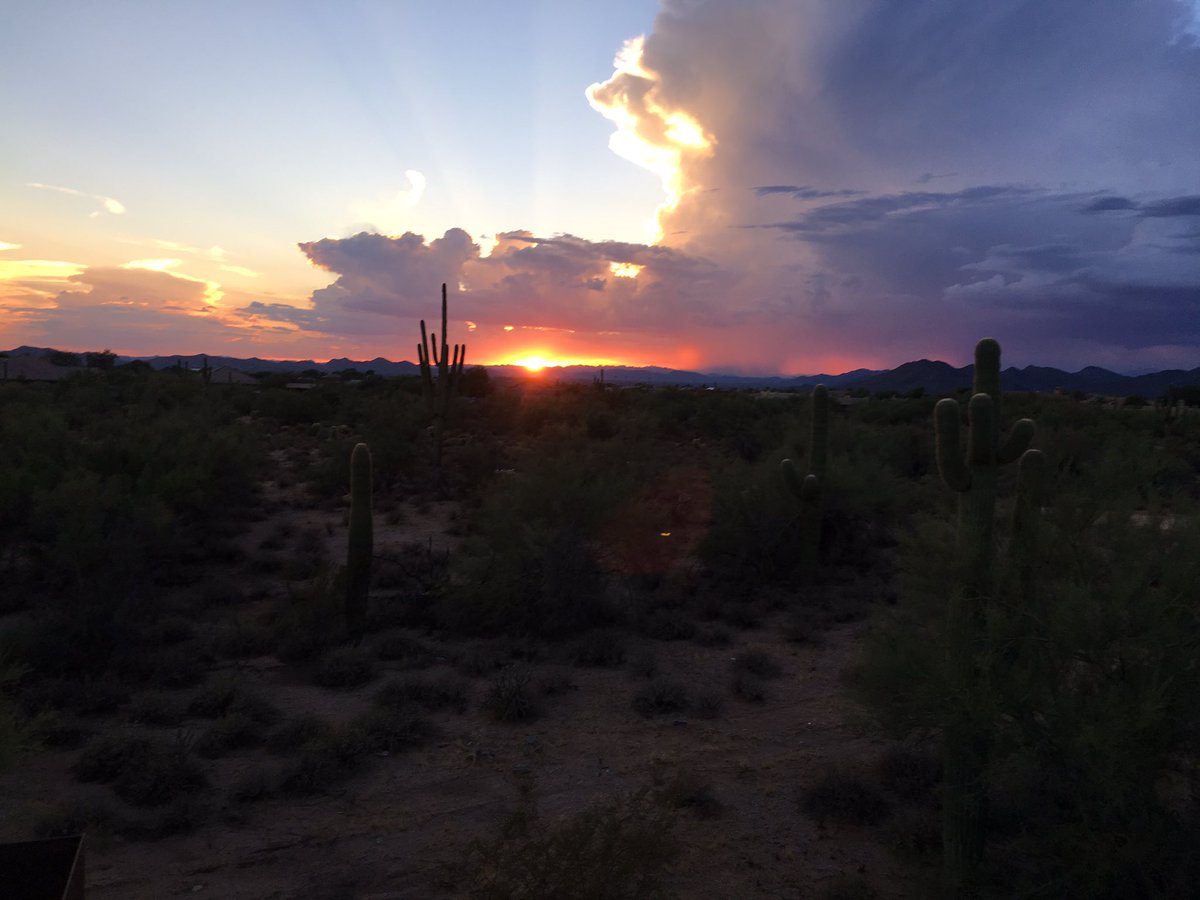 jmarieh1991's tweet photo. Arizona you are beautiful. #nofilter #sunsetdesert https://t.co/JFXvgrxfnB